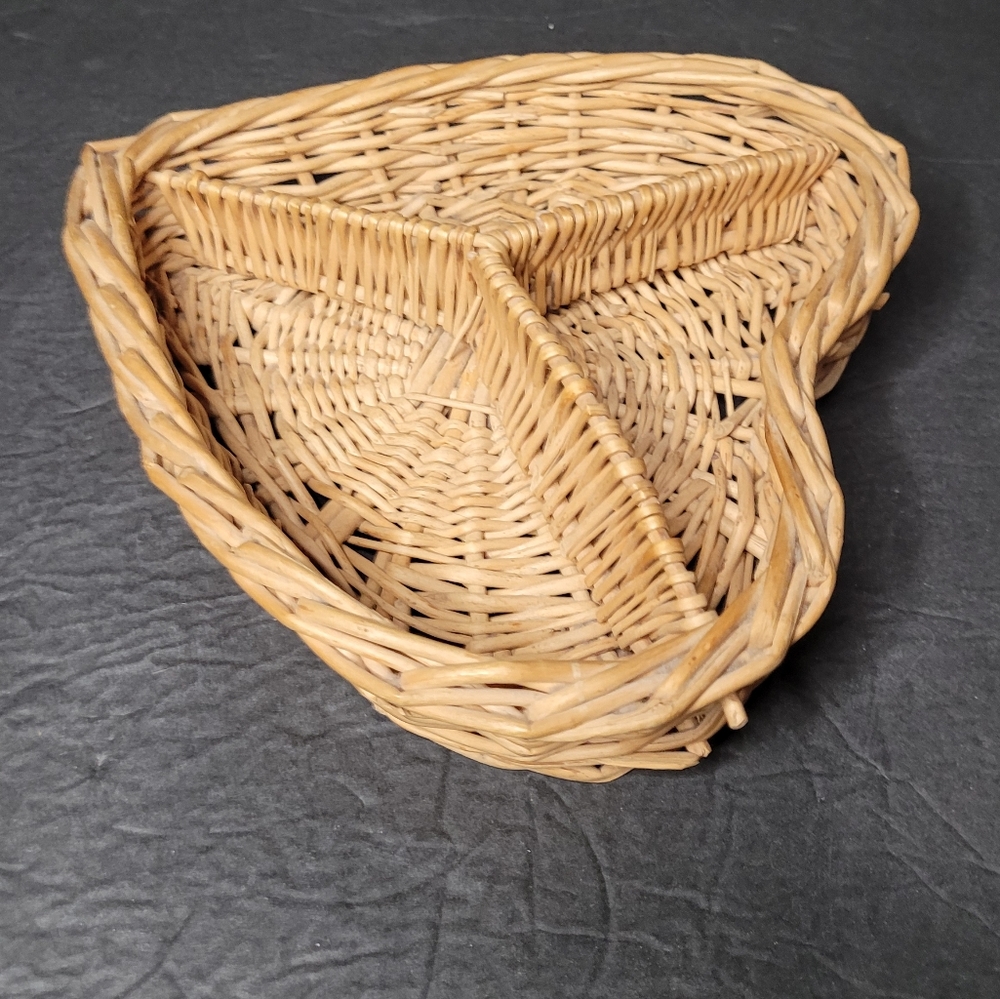 Heart Shaped Divided Vintage Basket - Picture 3 of 9